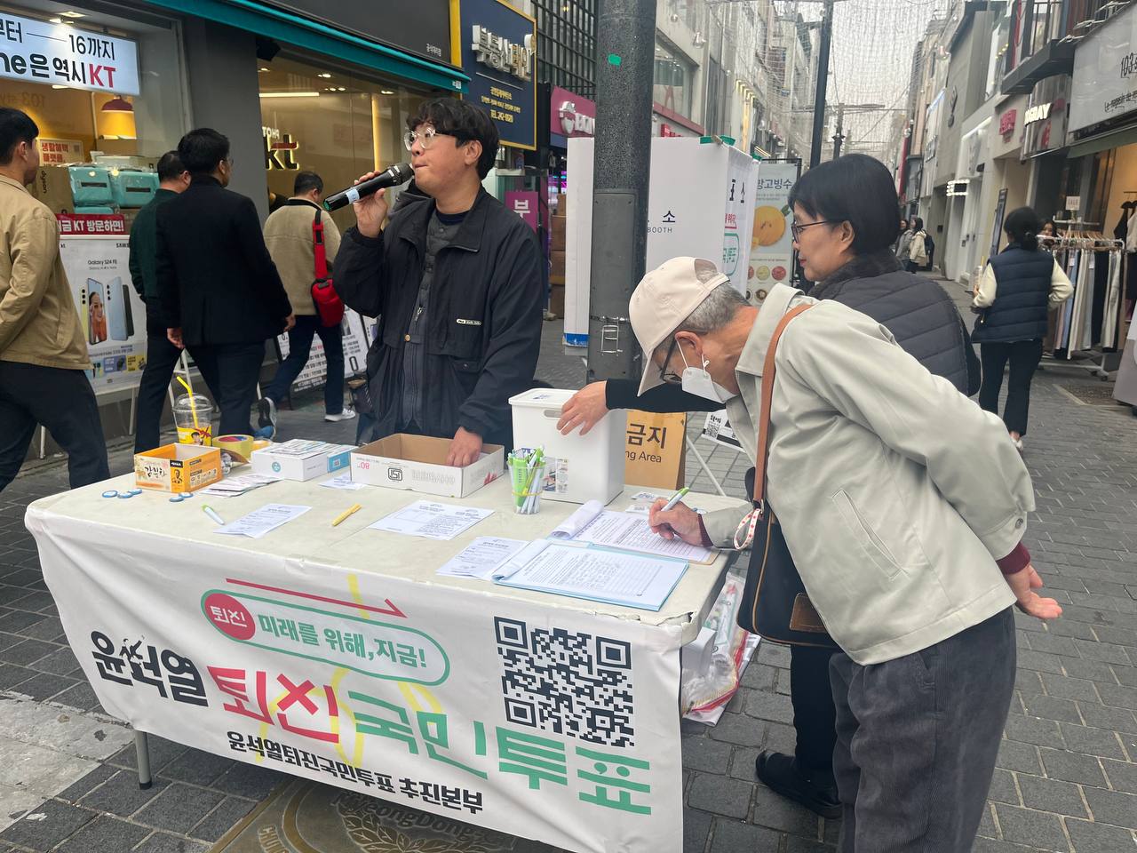 윤석열정권퇴진을 위한 국민투표가 춘천에서 11월 한 달간 6회에 걸쳐 진행되었습니다.